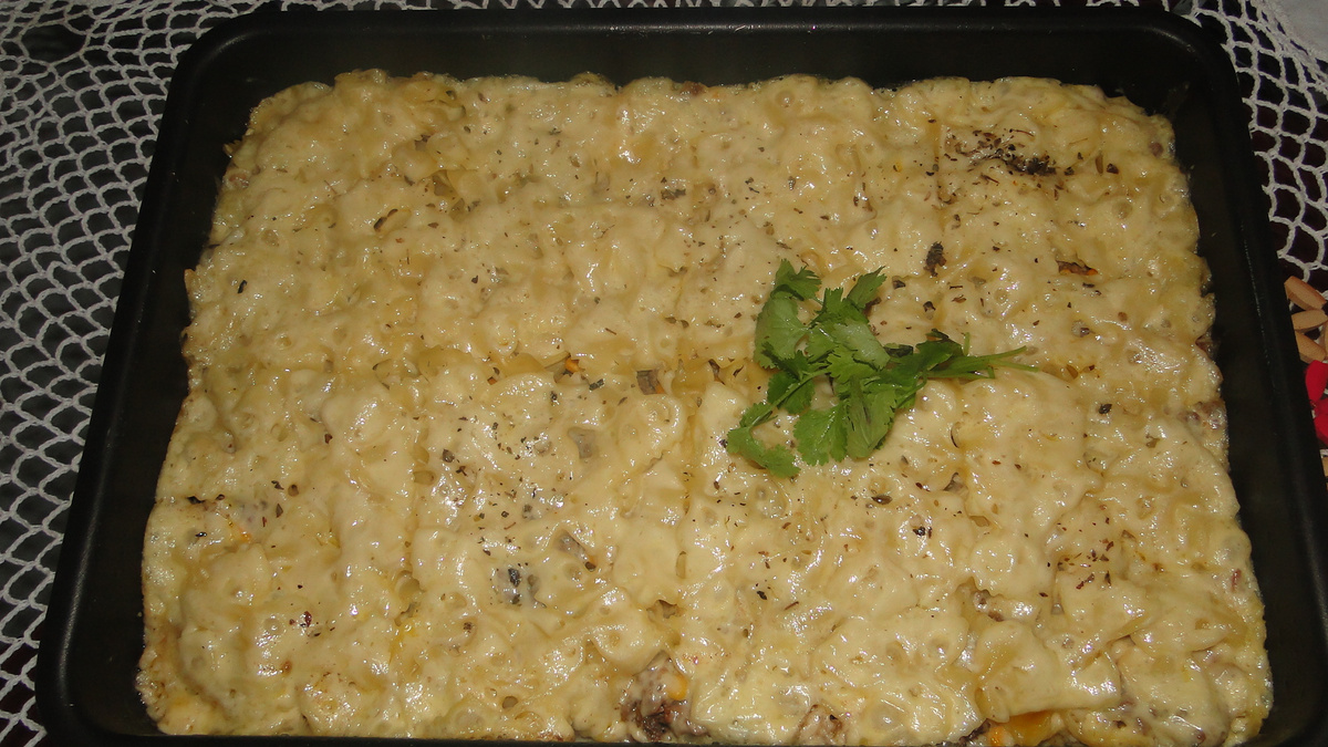 Macarrão com carne moída e queijo ao forno