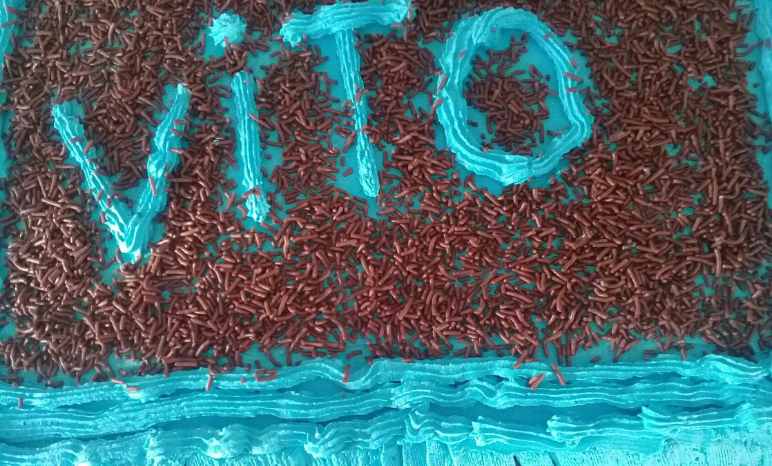 Bolo de chocolate com recheio de brigadeiro e coberto com chantilly