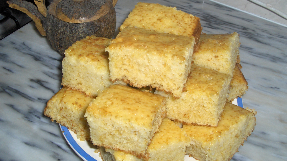 Bolo de fubá com creme de leite