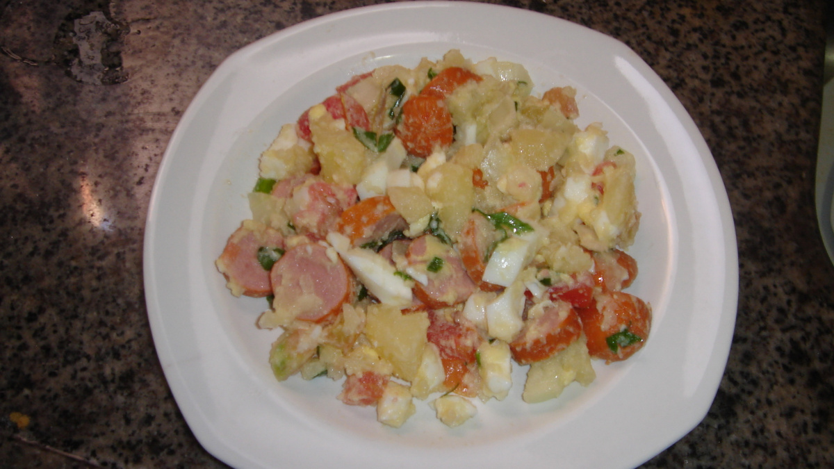Salada de batatas com salsichas