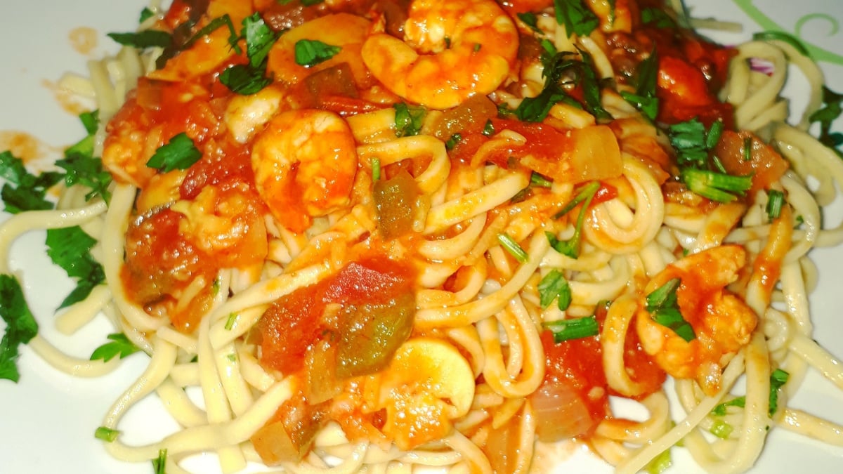 Macarrão com camarão e cogumelos