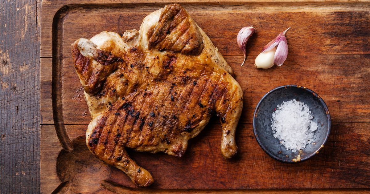 Frango inteiro na churrasqueira