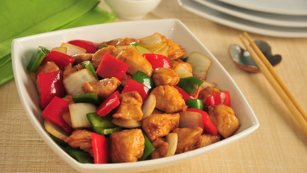 Frango Kung Pao. Comida tradicional chinesa. Frango xadrez. Vista