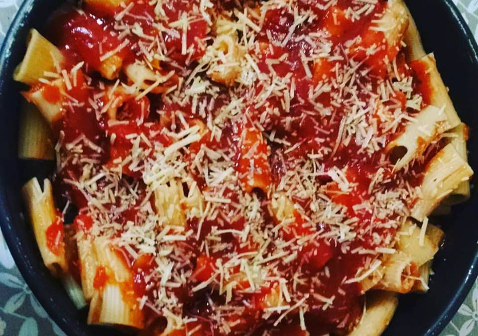 Rigatoni com presunto e queijo