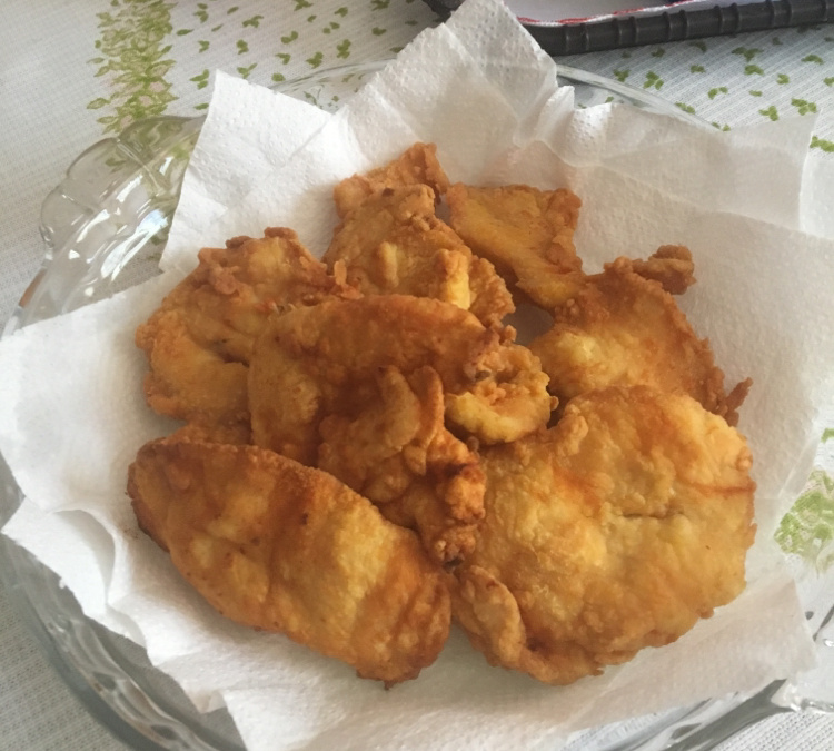 Peito de frango frito com farinha de trigo fácil e muito saboroso