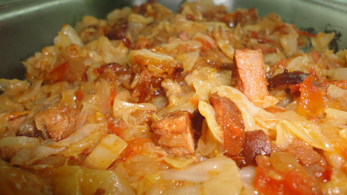 Refogado de repolho, calabresa e bacon