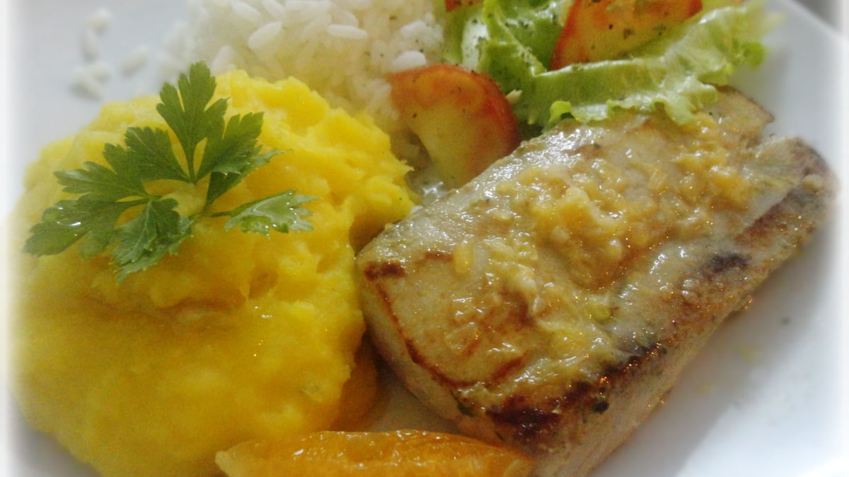 Filé de dourado ao molho de tangerina, com purê de mandioquinha