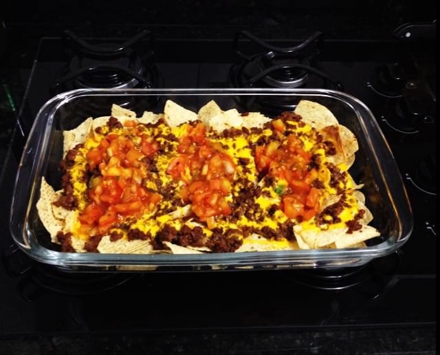 Nachos com carne e cheddar