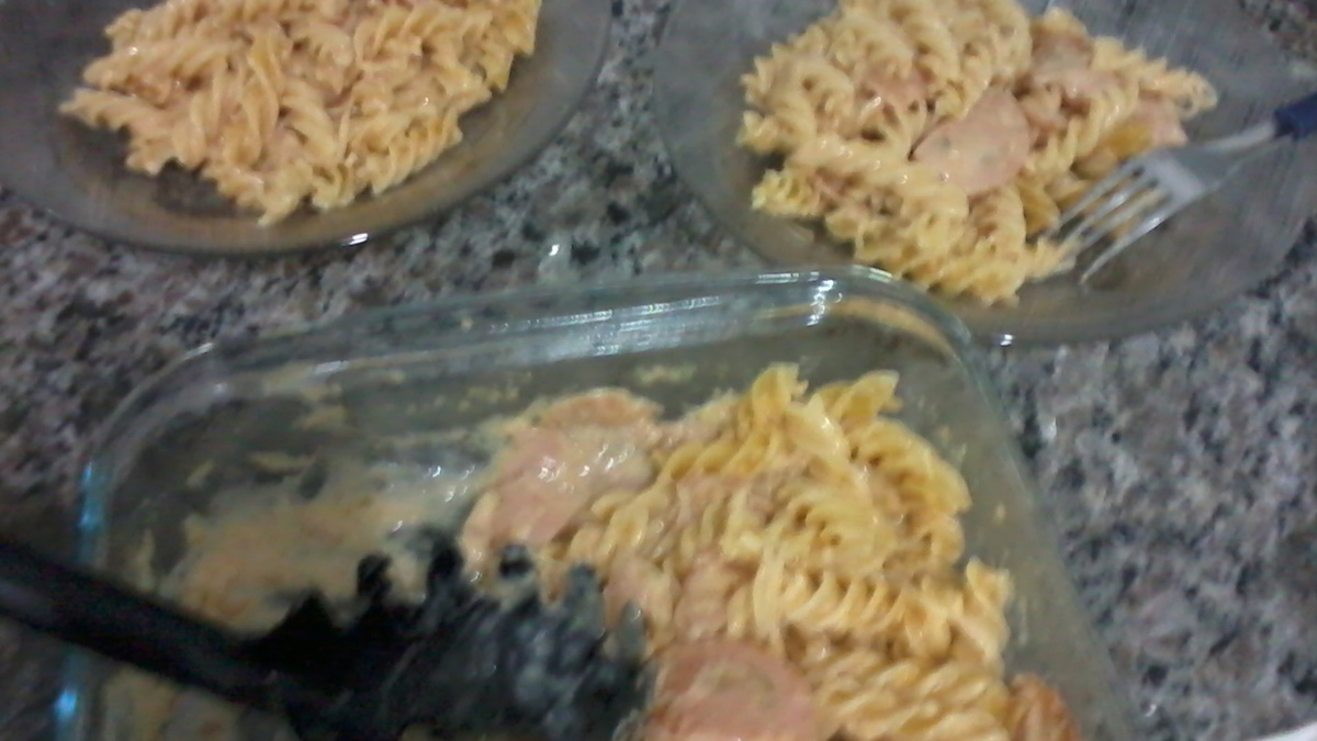 Macarrão com frango defumado de micro-ondas