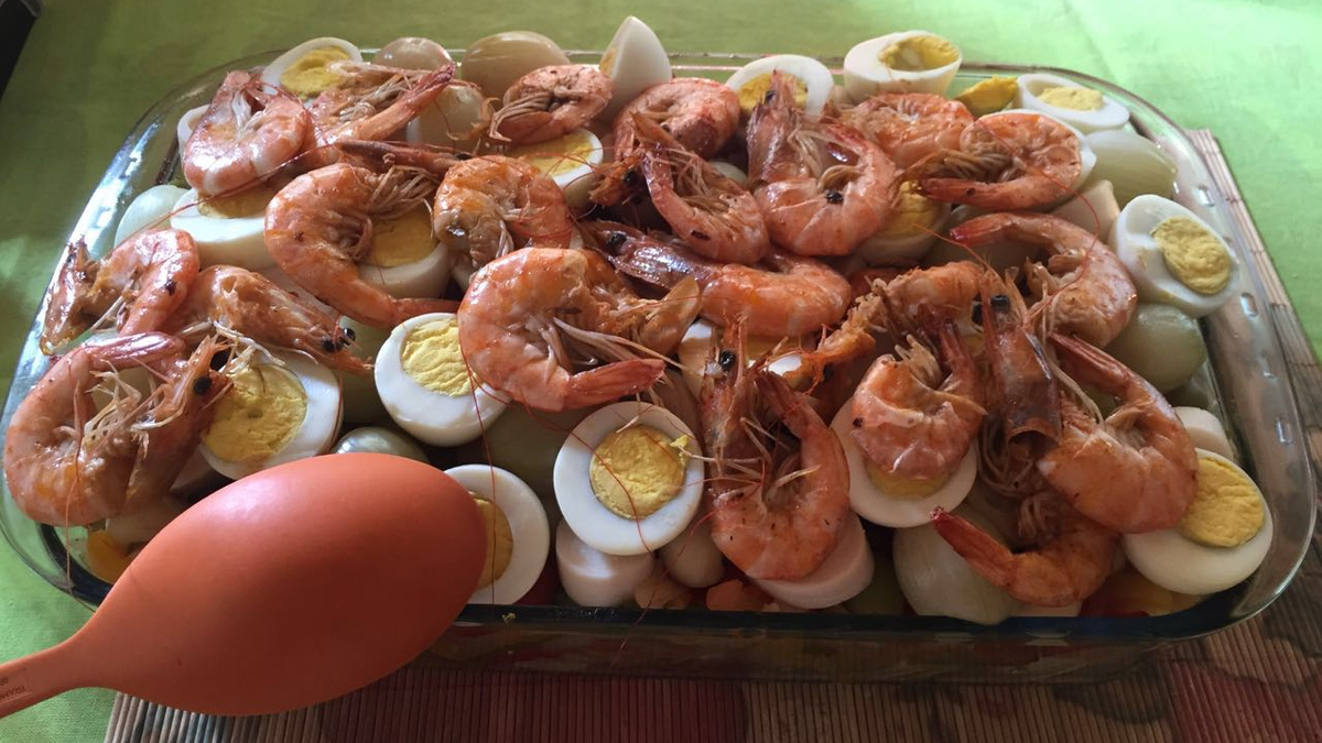 Bacalhau à brasileira com camarões
