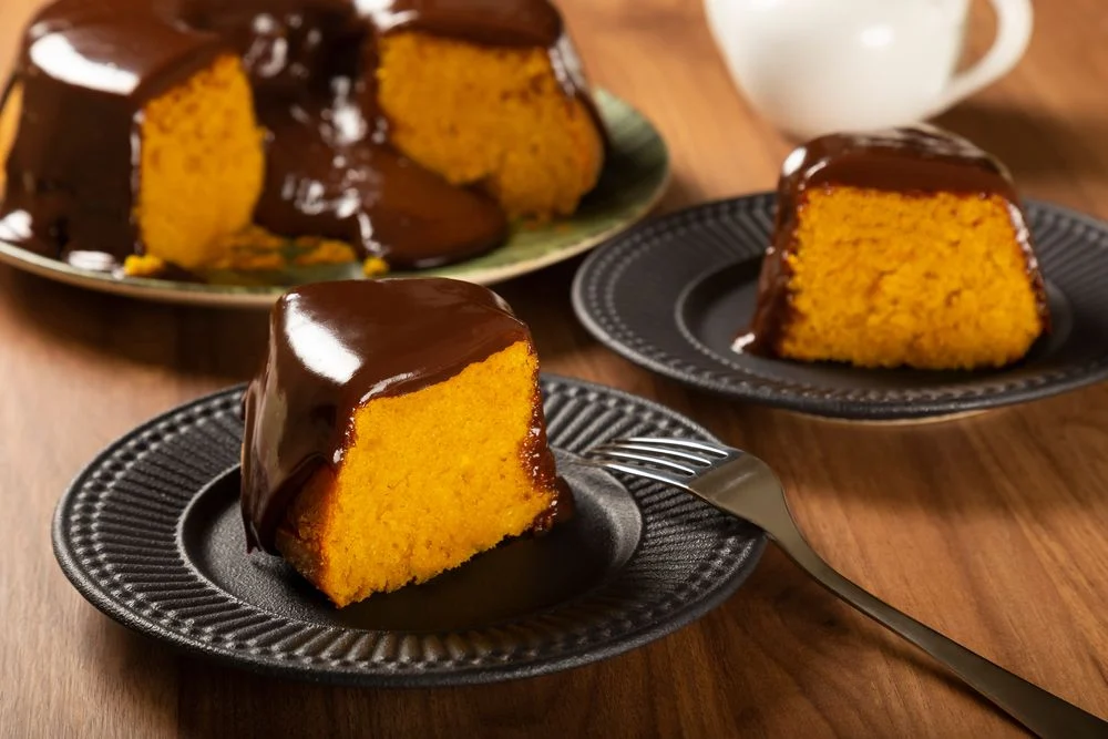 Bolo de cenoura com raspas de chocolate