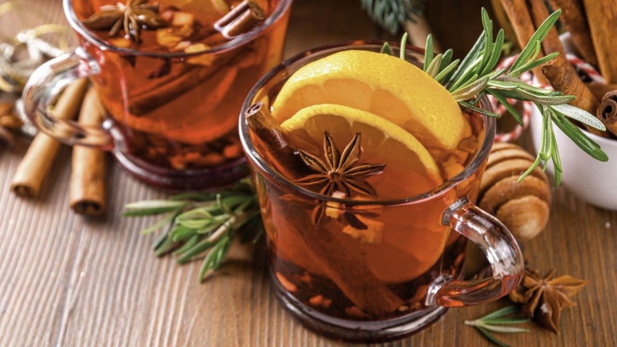 Quentão tradicional com cachaça, gengibre e toque cítrico de laranja