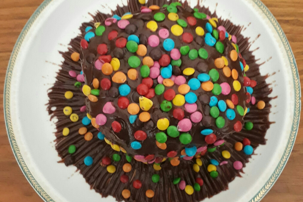 Panetone recheado com cobertura de chocolate e confetes