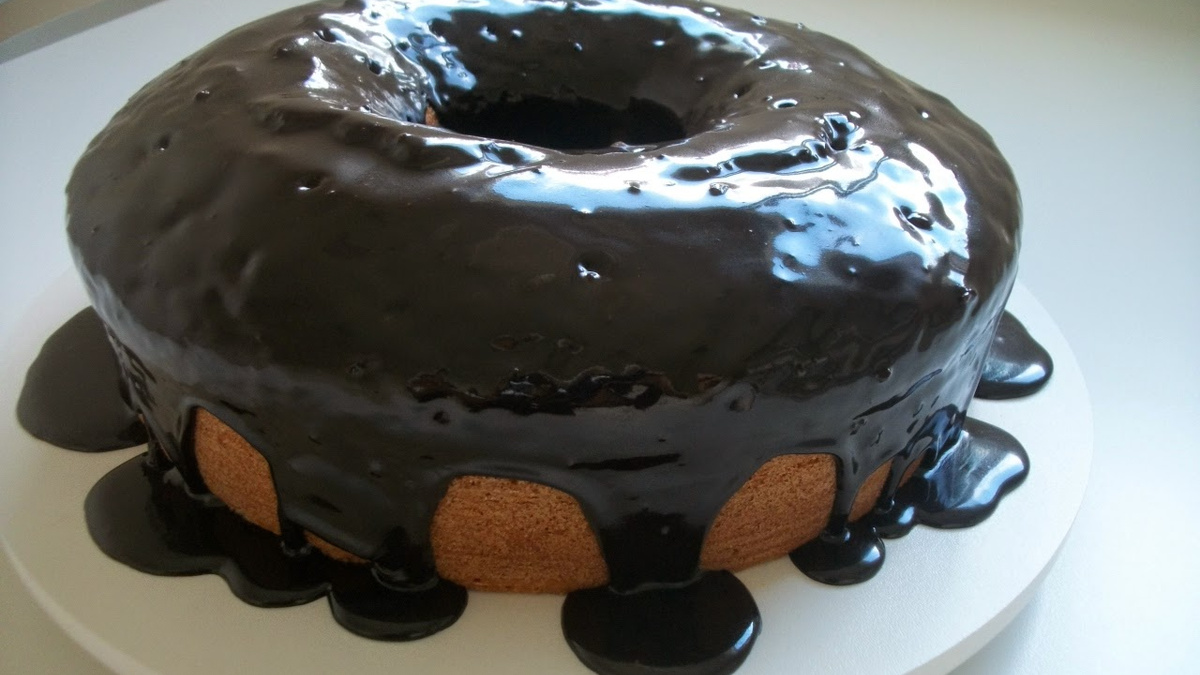Bolo de cenoura com calda de chocolate