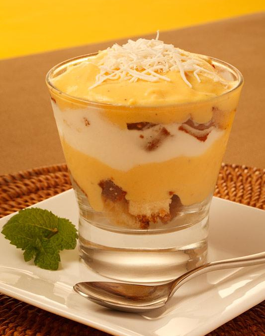 Sobremesa com bolo cocada de maracujá e sorvete de coco com abacaxi