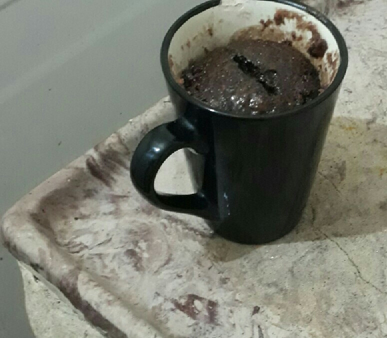 Bolo de caneca com cobertura de chocolate