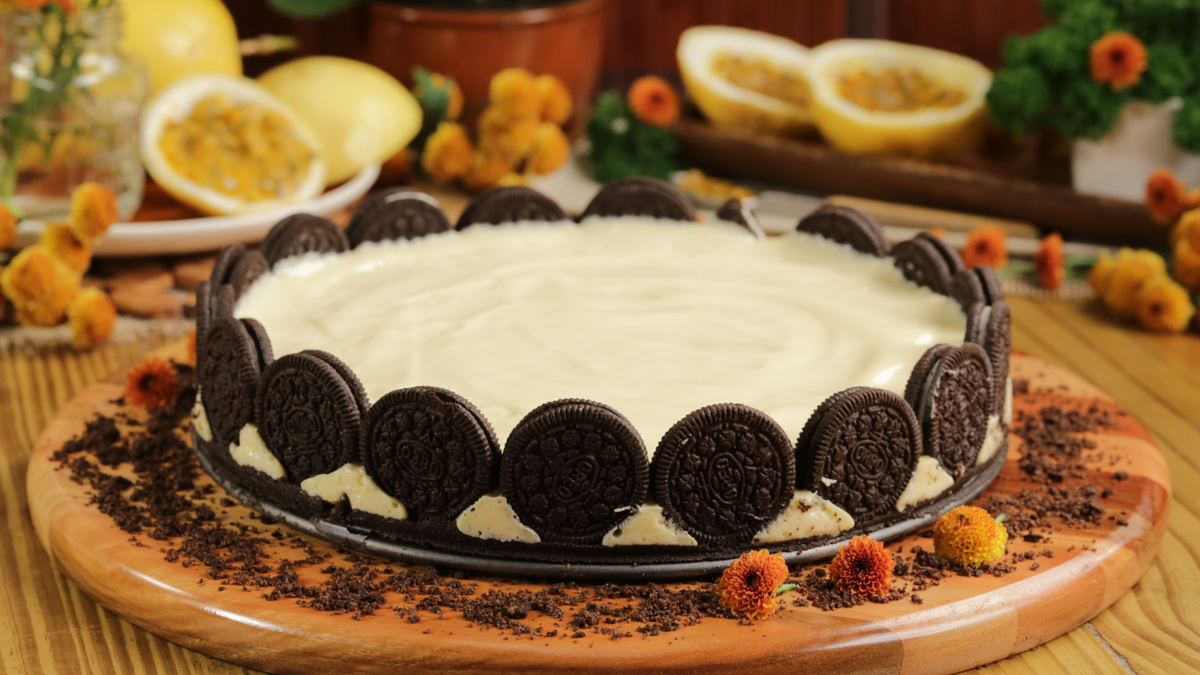 Torta de mousse de maracujá com biscoito oreo