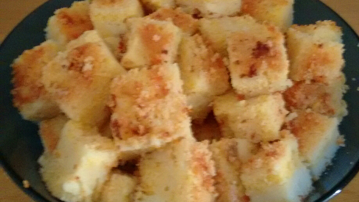 Bolo de fubá cremoso com queijo