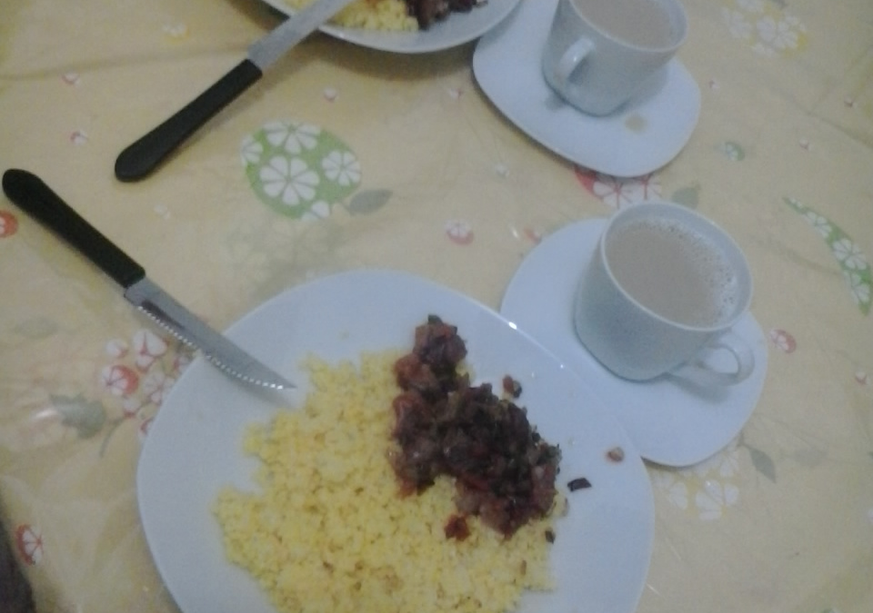 Cuscuz com carne de sol e café com leite