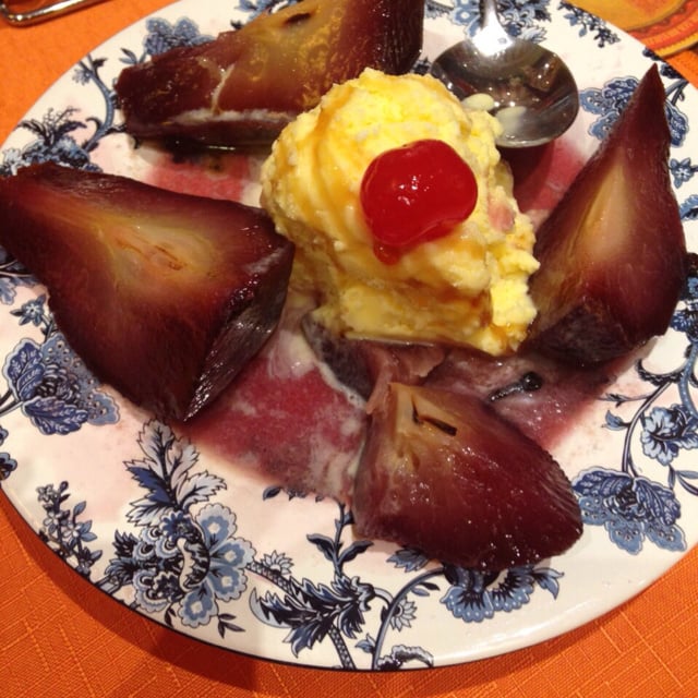 Pêras ao vinho com sorvete de creme
