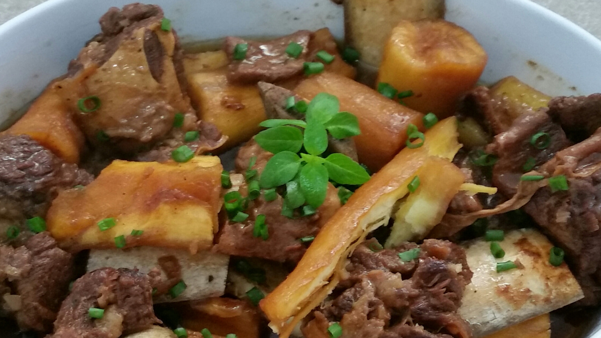 Costela com mandioca na cerveja