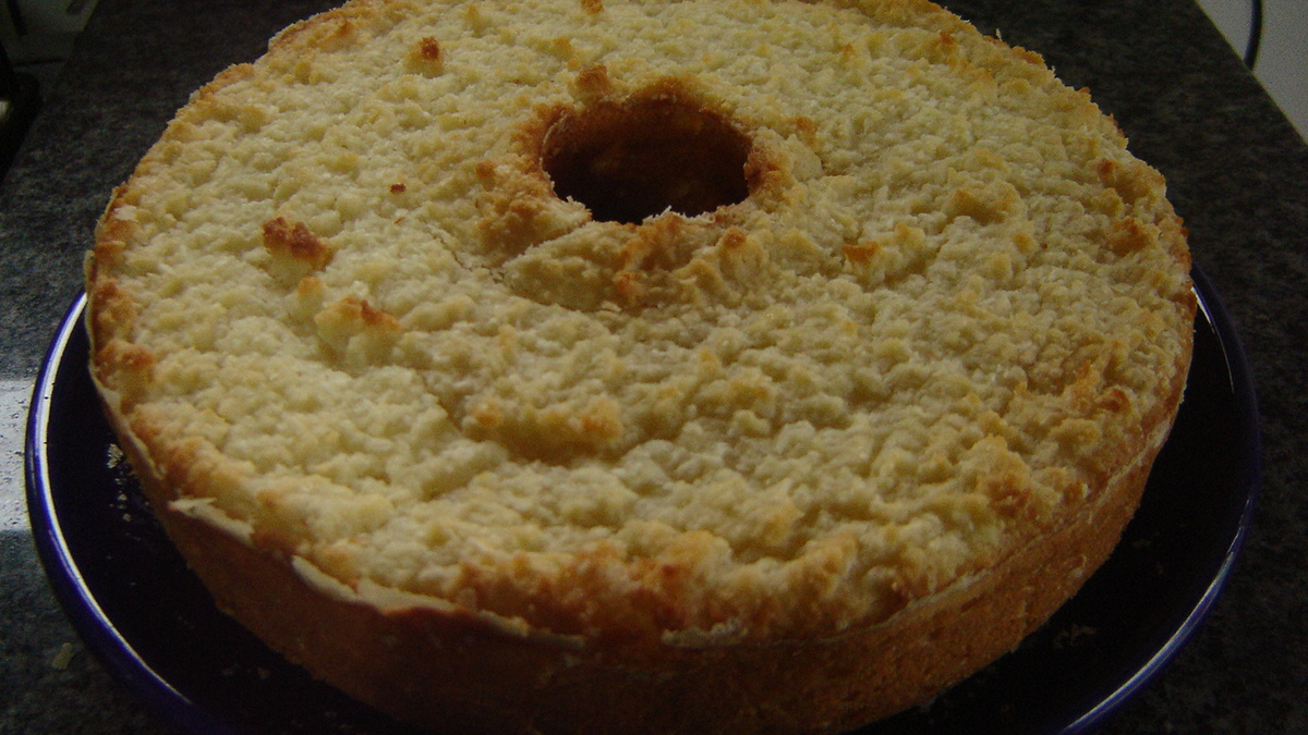 Bolo cremoso de aipim com coco