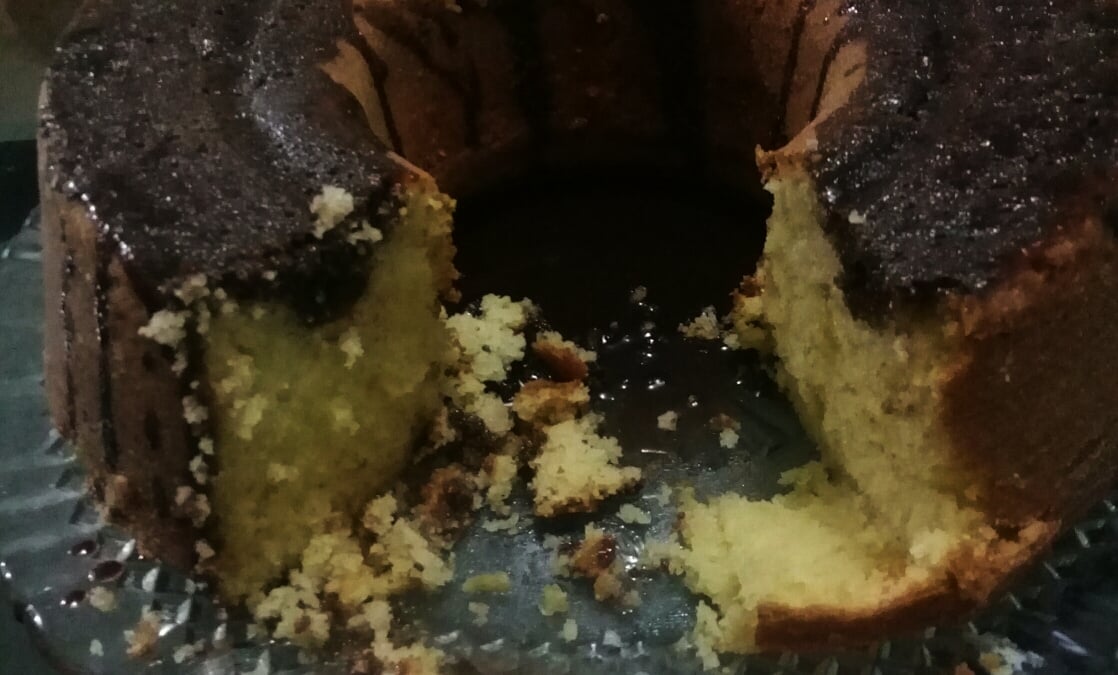 Bolo de bergamota com calda de chocolate