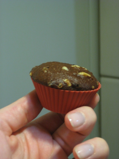 Cupcake de chocolate com gotas de chocolate