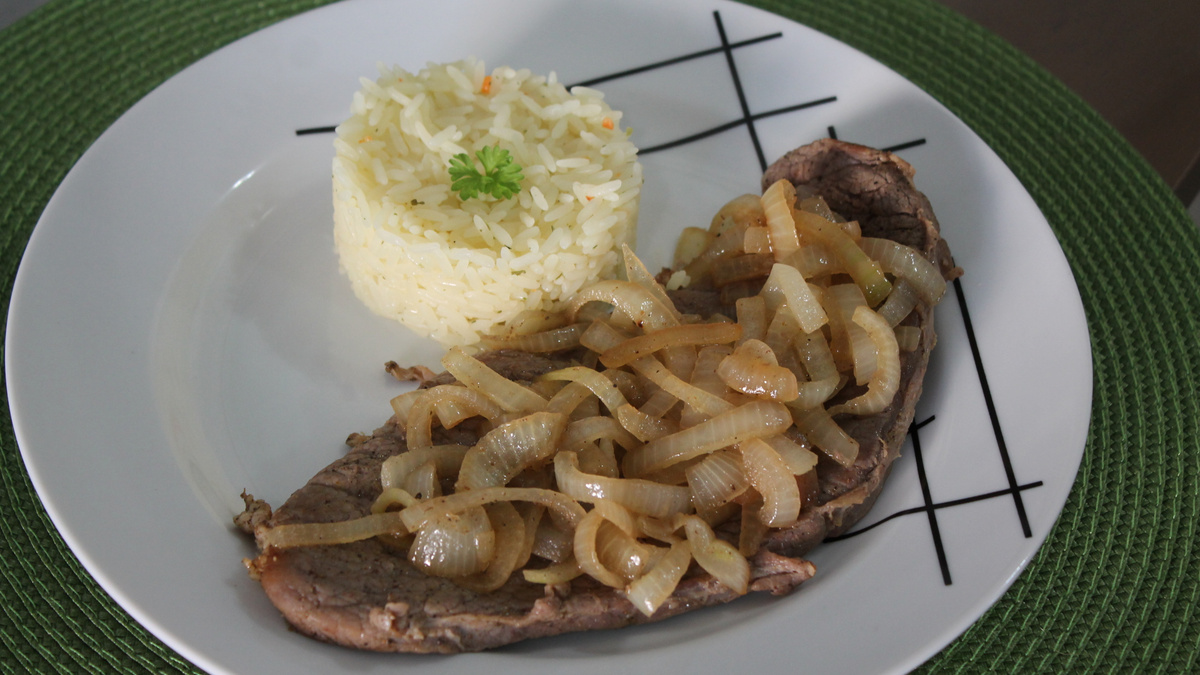 Bife acebolado