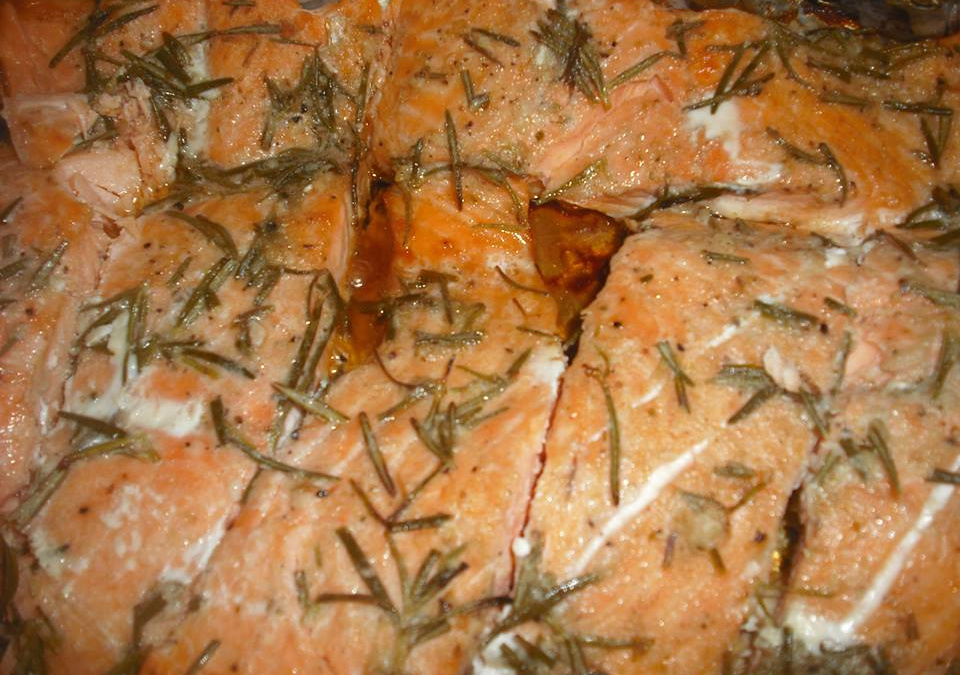 Salmão assado com molho de maracujá