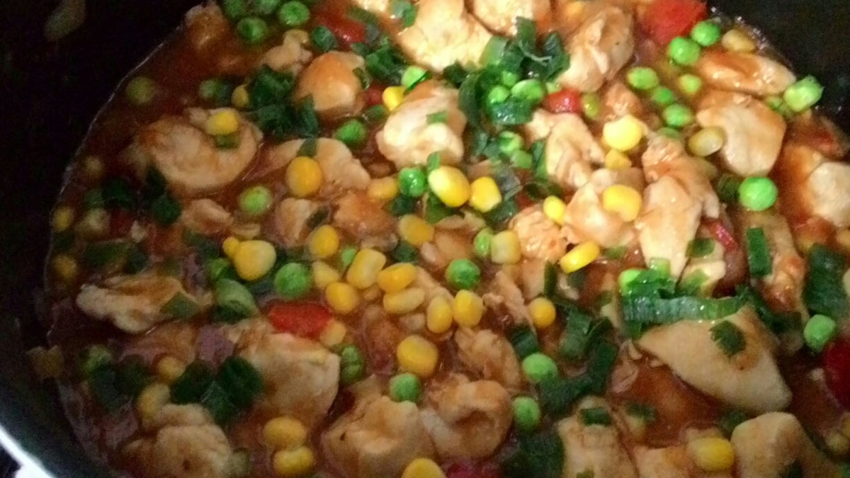 Peito de frango refogado com molho de tomate natural