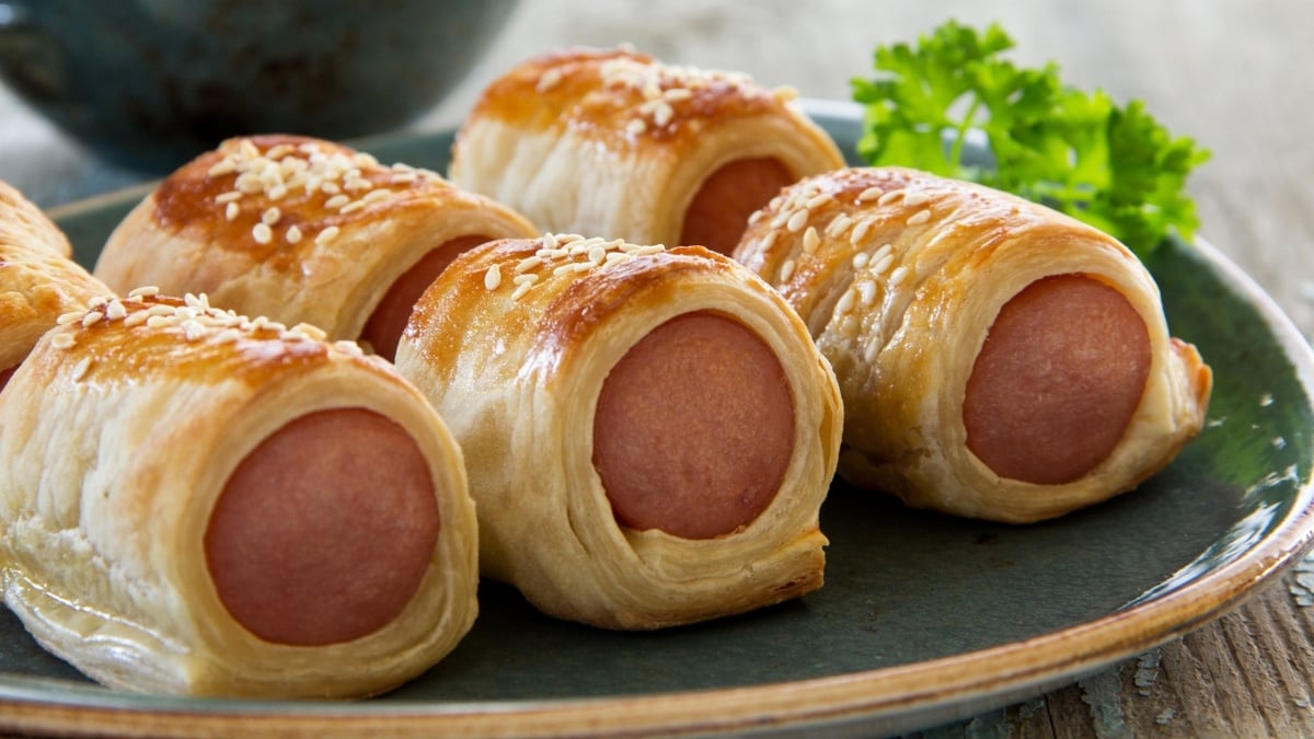 Enroladinho de salsicha com massa de pastel na airfryer, lanche rápido que as crianças amam