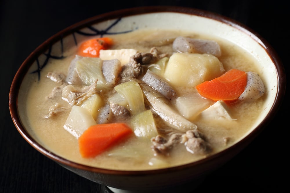 Tonjiru (sopa de missô com carne de porco)