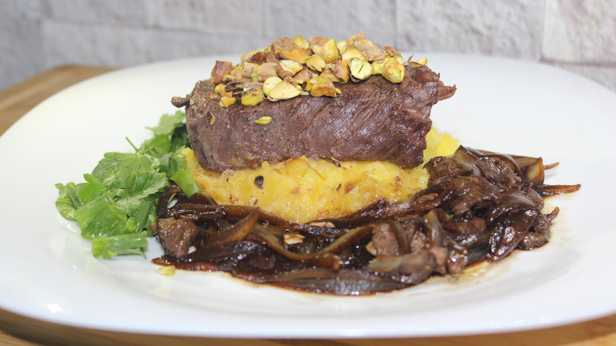Filé mignon com purê de mandioquinha, cebola caramelizada no shoyu e pistache