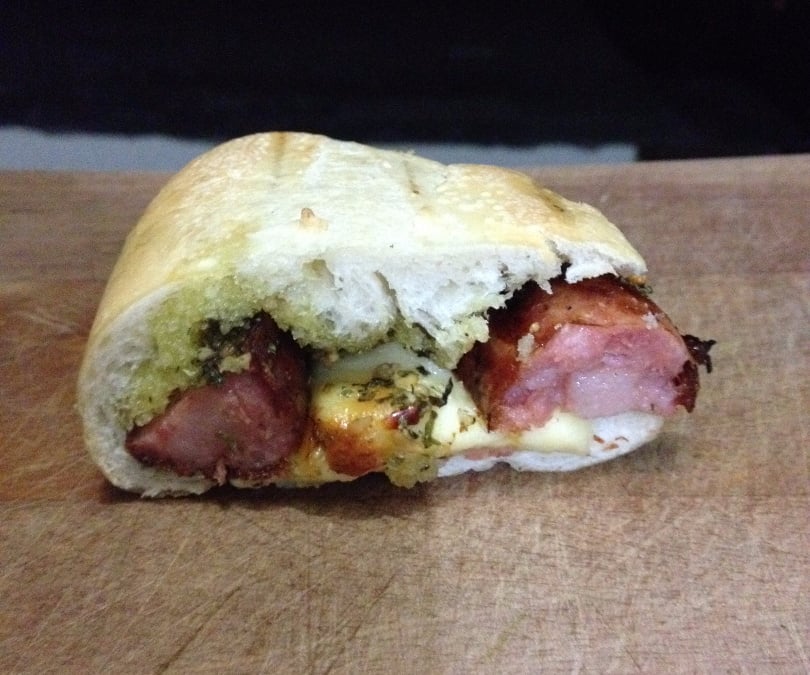 Salsipão gourmet (pão com salsichão)