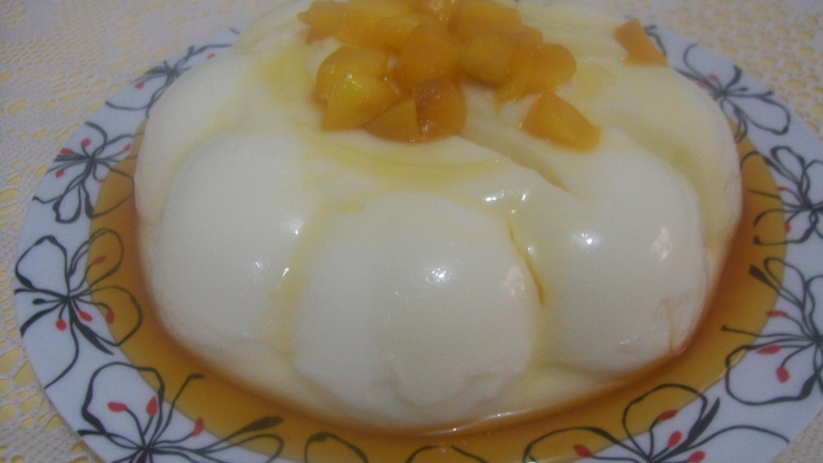 Manjar de coco com calda de pêssegos