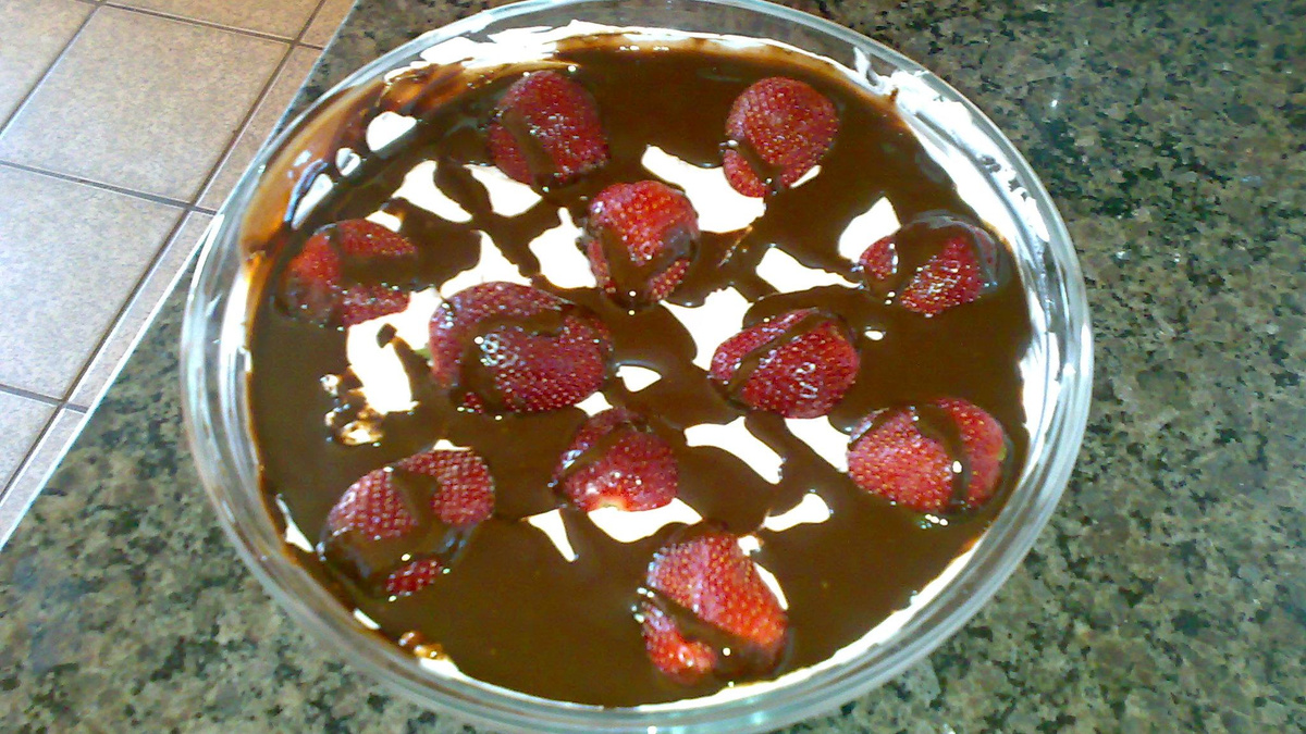 Brigadeiro com morangos e chantily