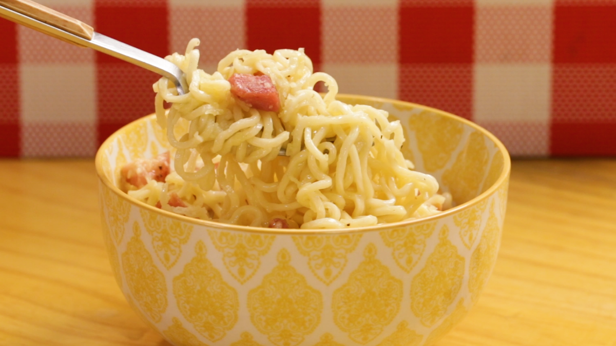 MACARRÃO INSTANTÂNEO À CARBONARA