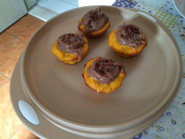 Bolinho cupcake de cenoura com brigadeiro