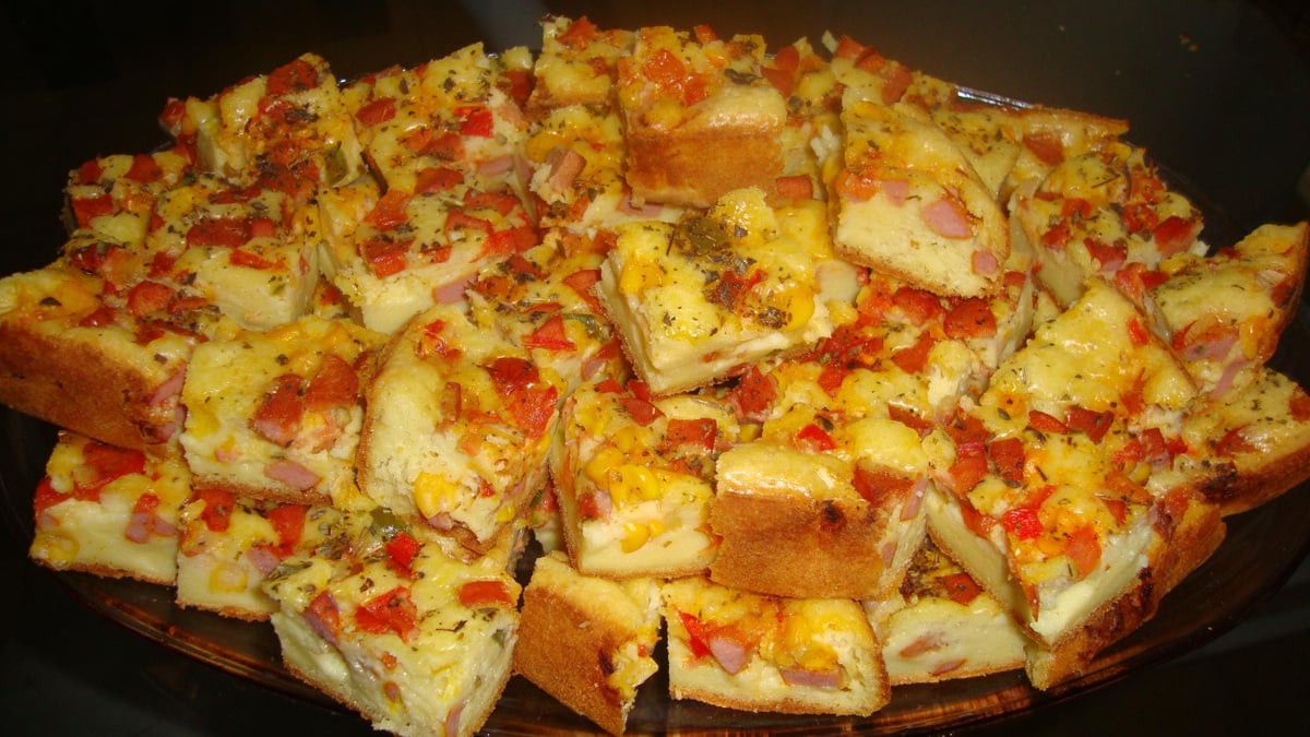 Bolo salgado de salsicha e milho verde