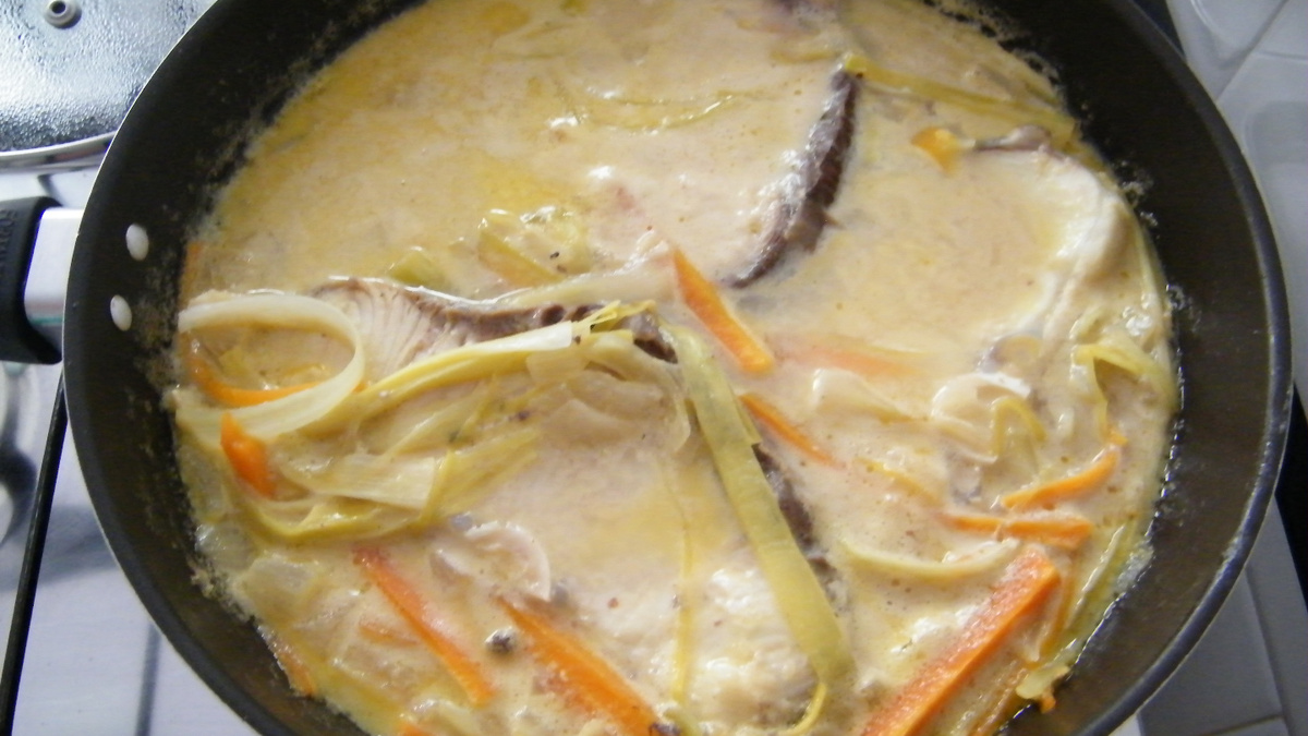 Filé de peixe à Julienne de legumes com molho de cream cheese
