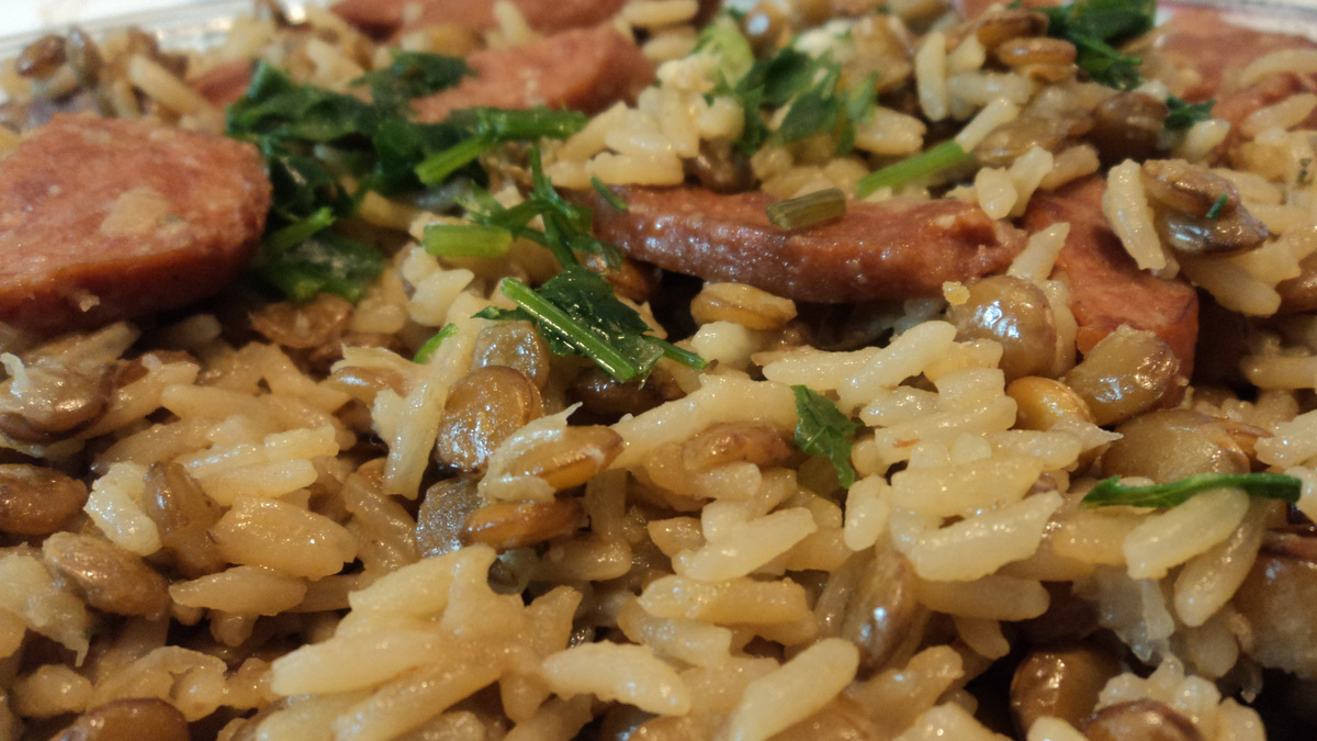 Arroz com lentilha e linguiça na panela de pressão