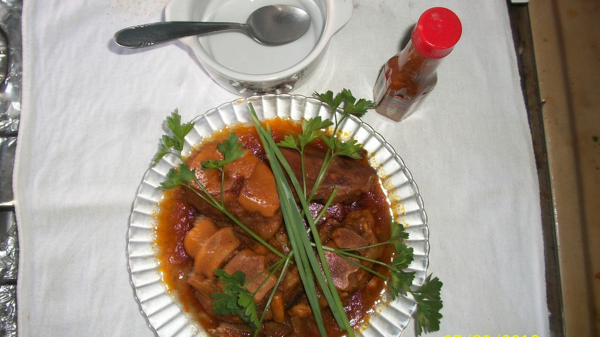 Caldo de mocotó com mandioca
