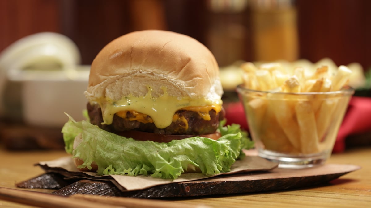 Hambúrguer com maionese caseira