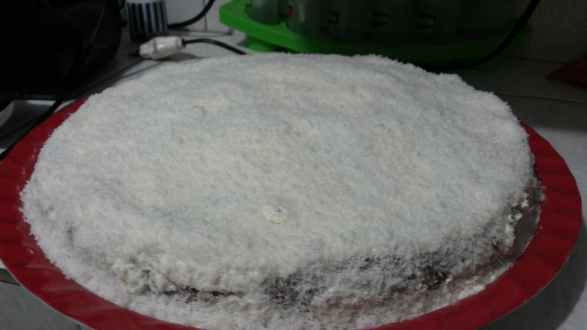 Bolo gelado de leite condensado e coco
