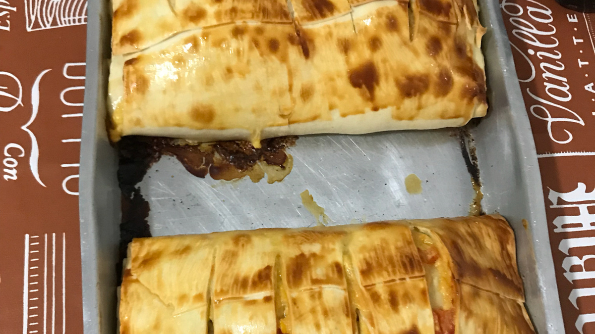 Rocambole de massa de pastel