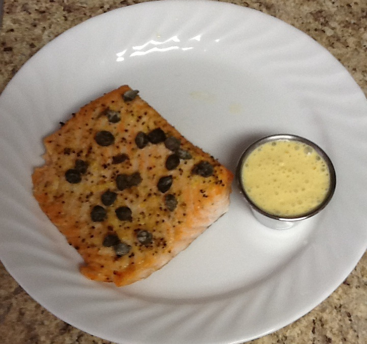 Salmão com alcaparras e creme de maracujá