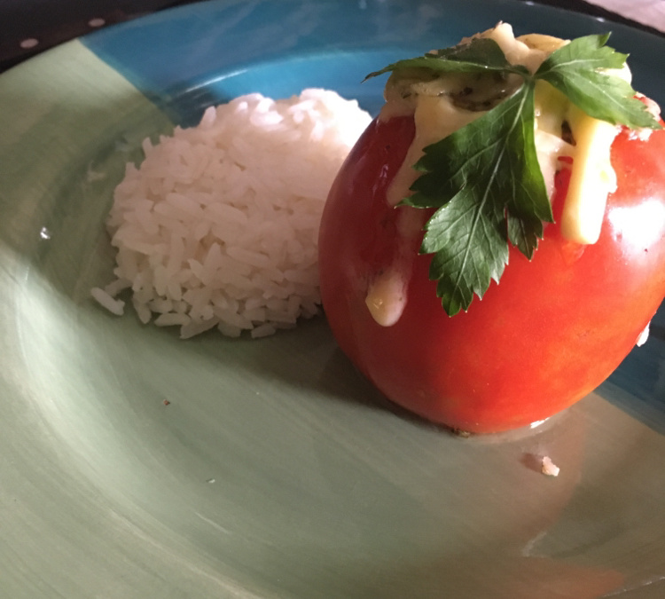 Tomate recheado de atum e queijo