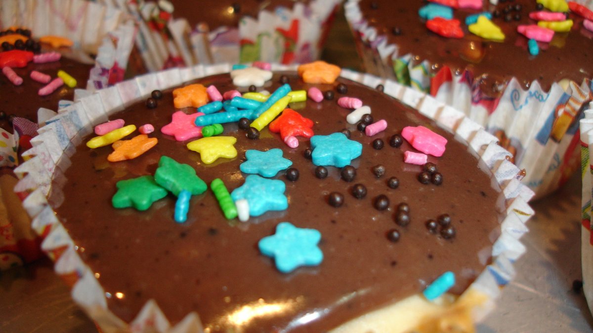 Cupcake de baunilha com gotas de chocolate