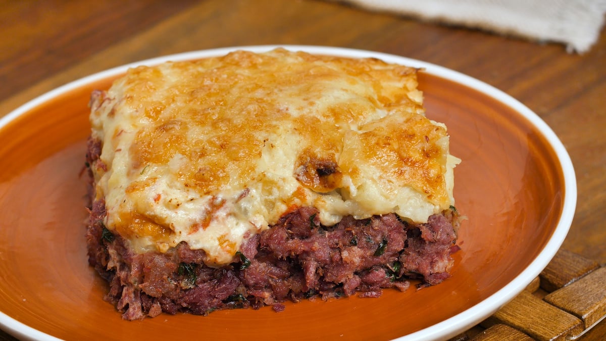 Escondidinho de carne de sol com batata e creme com requeijão.